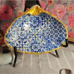 DECOUPAGE CLAM SHELL DECOUPAGE BLUE PATTERN ON A CLAM SHELL TRINKET DISH